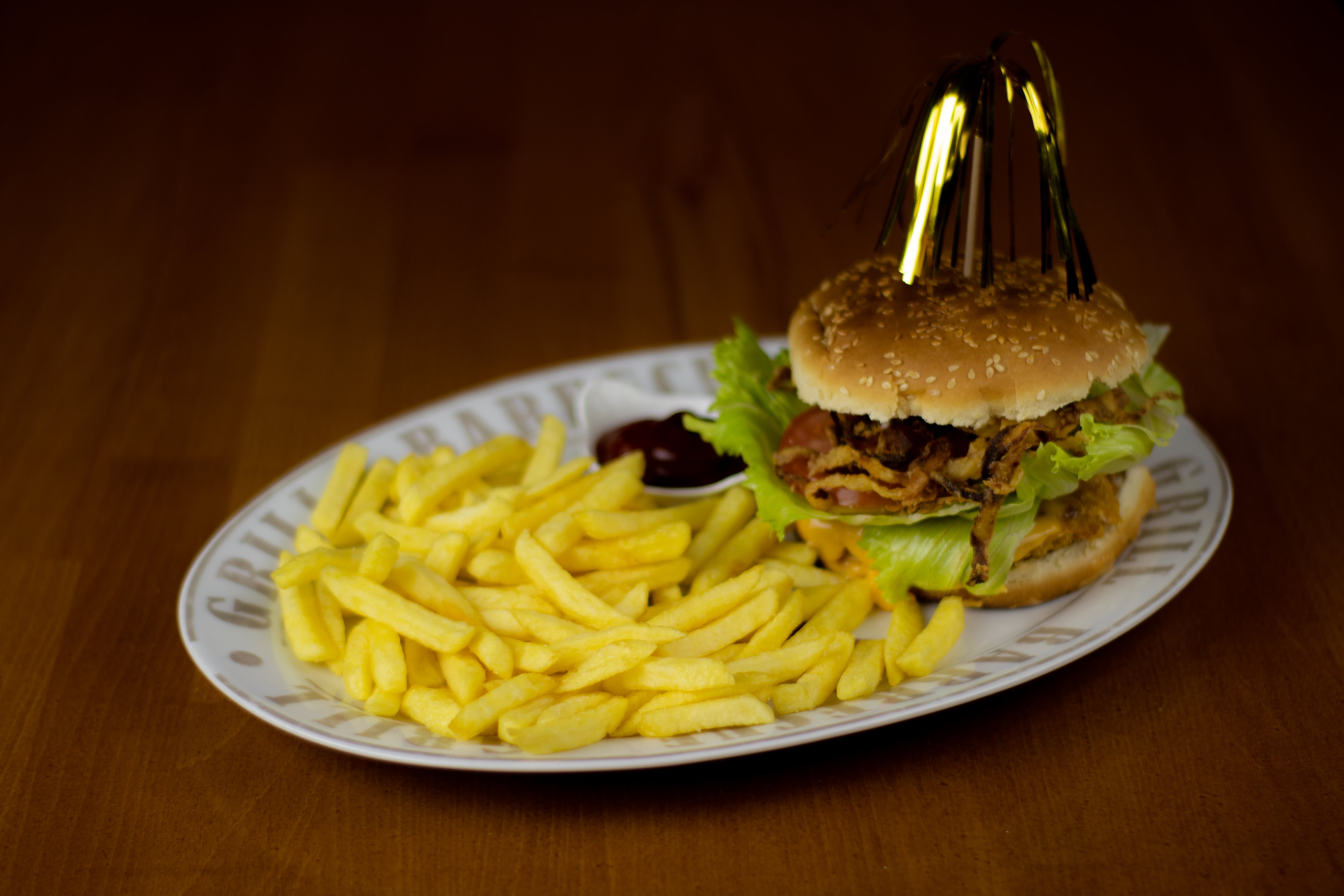 Burger mit Pommes