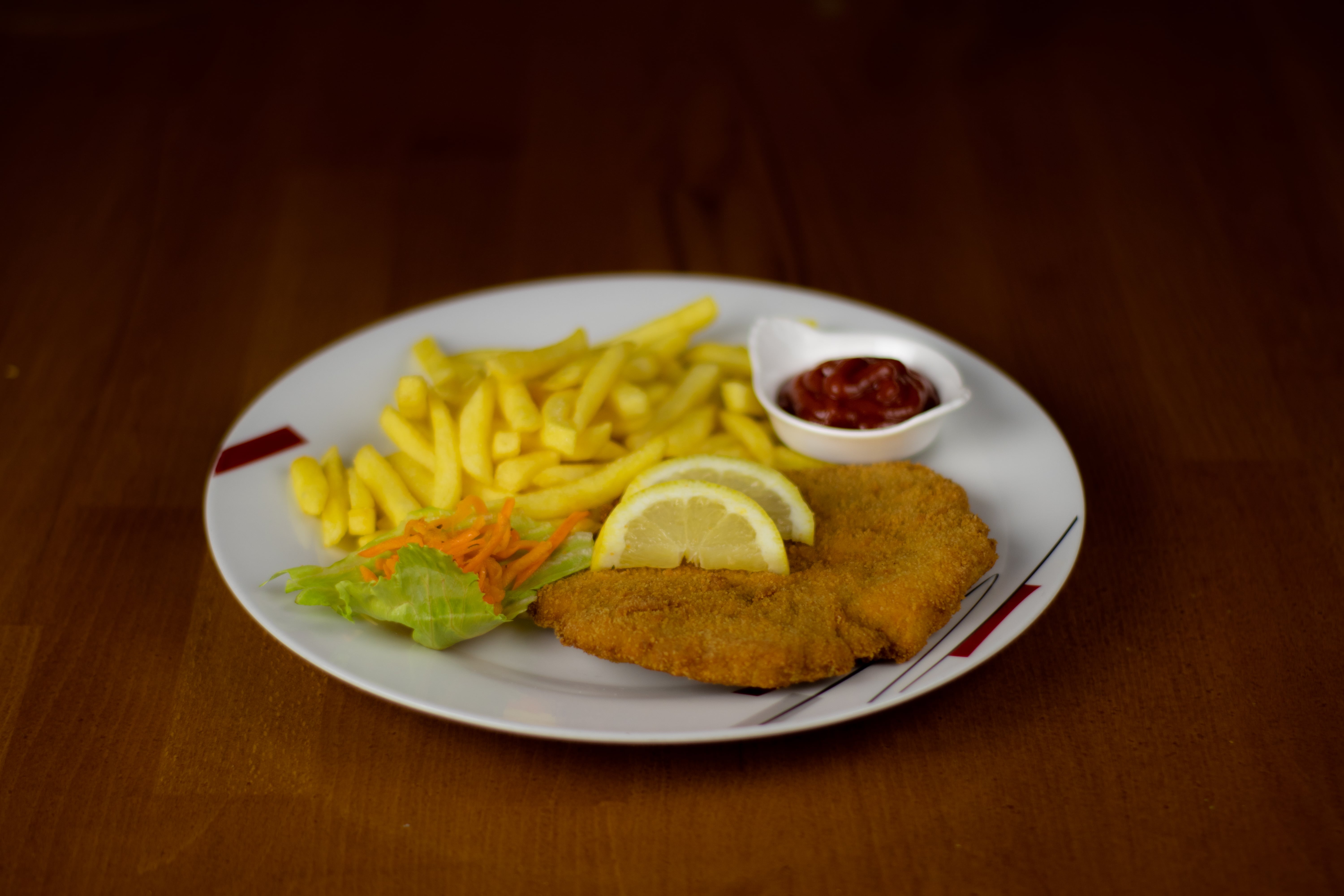 Lady-Schnitzel mit Pommes und Ketchup