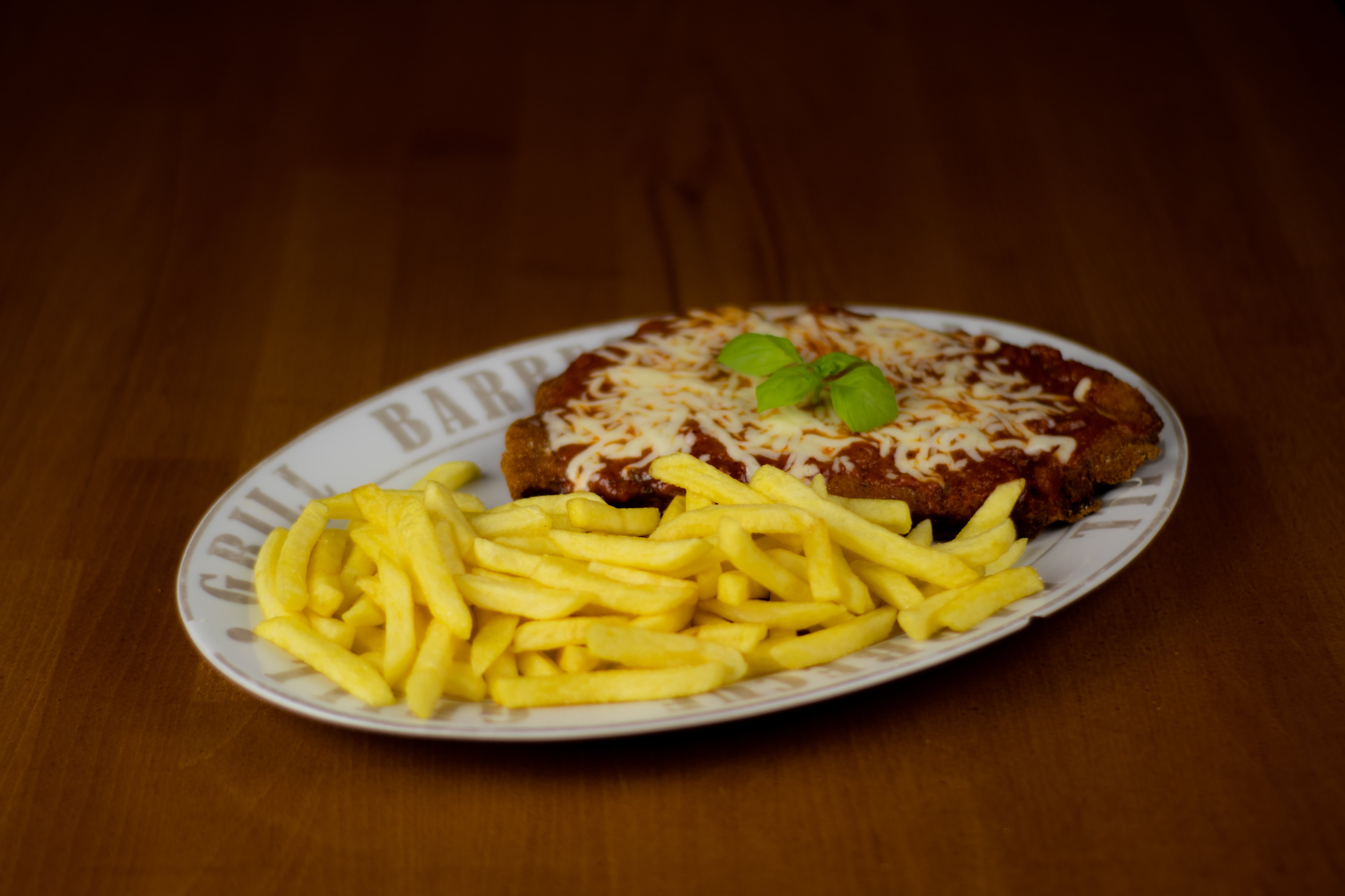 Parmesan-Schnitzel mit Pommes