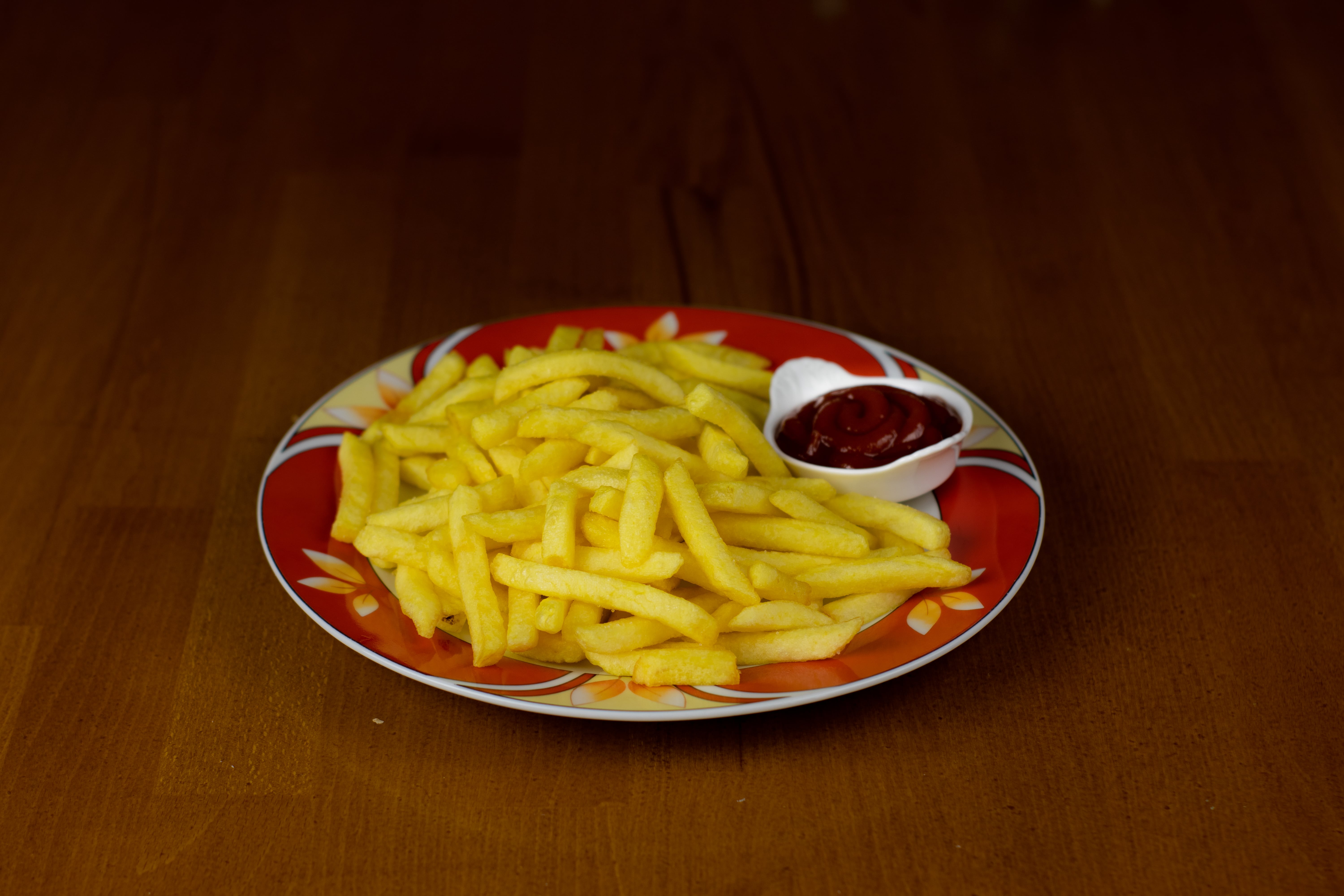 Pommes mit Ketchup