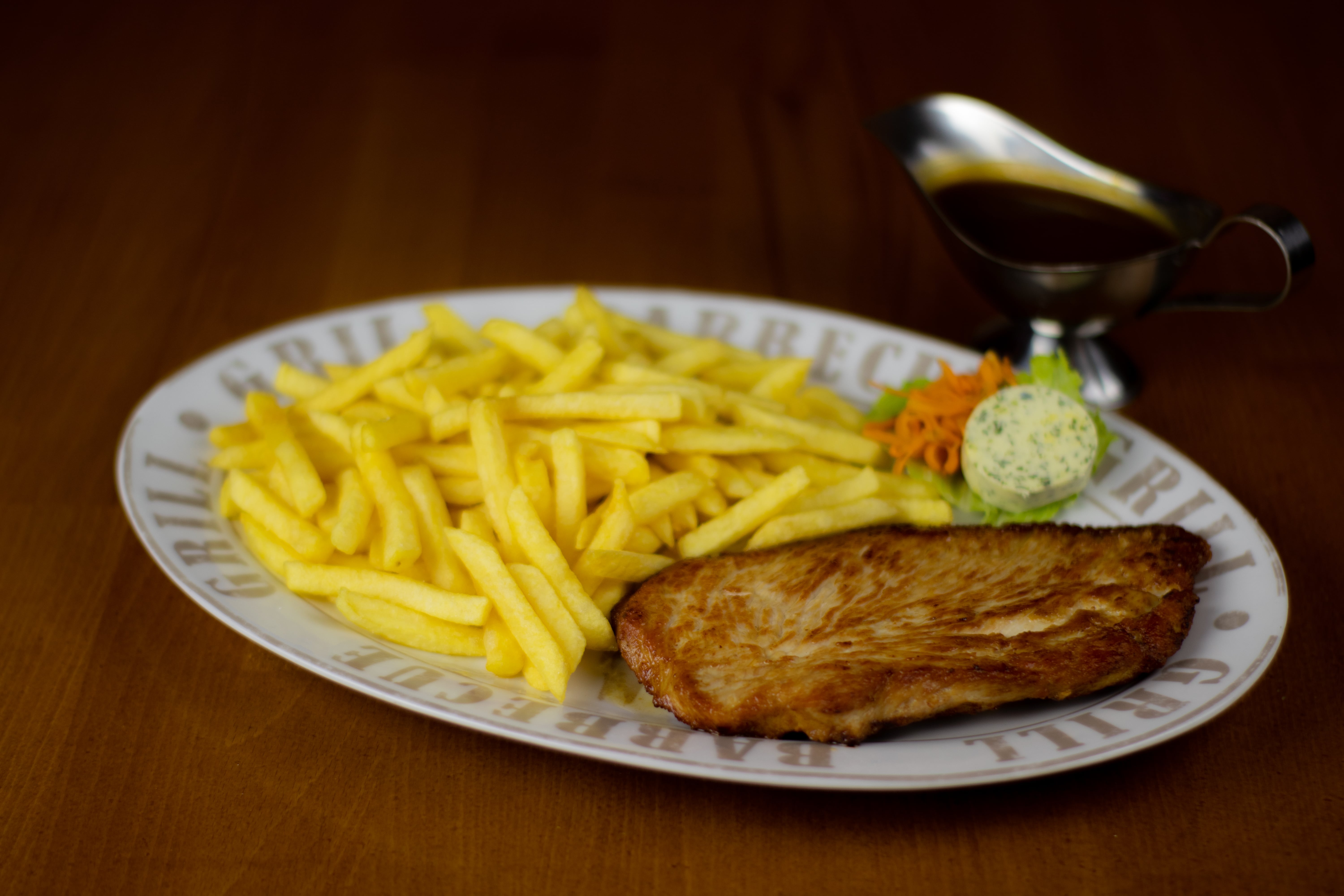 Putensteak natur mit Pommes