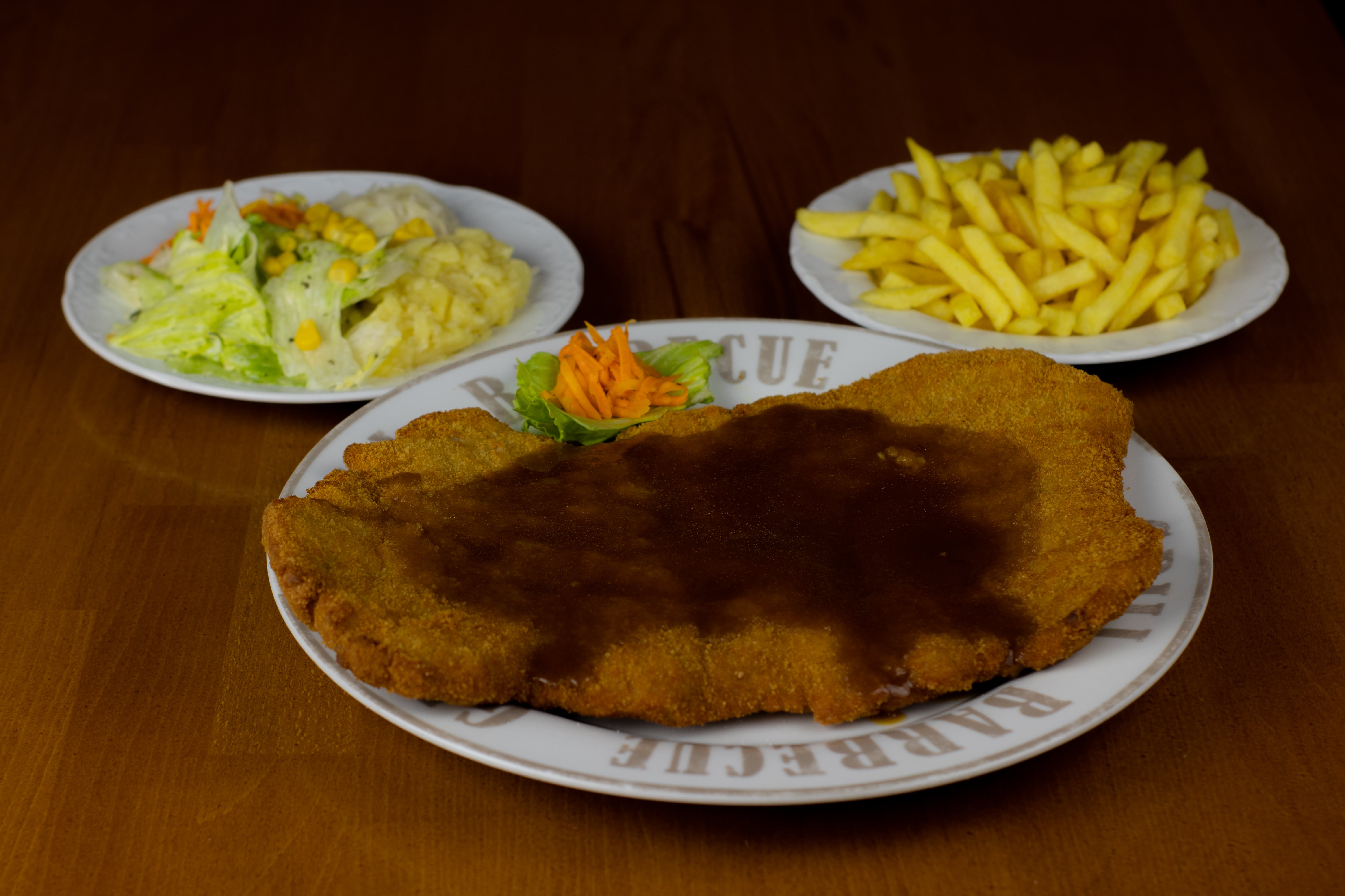 Schnitzel mit Pommes und Salat